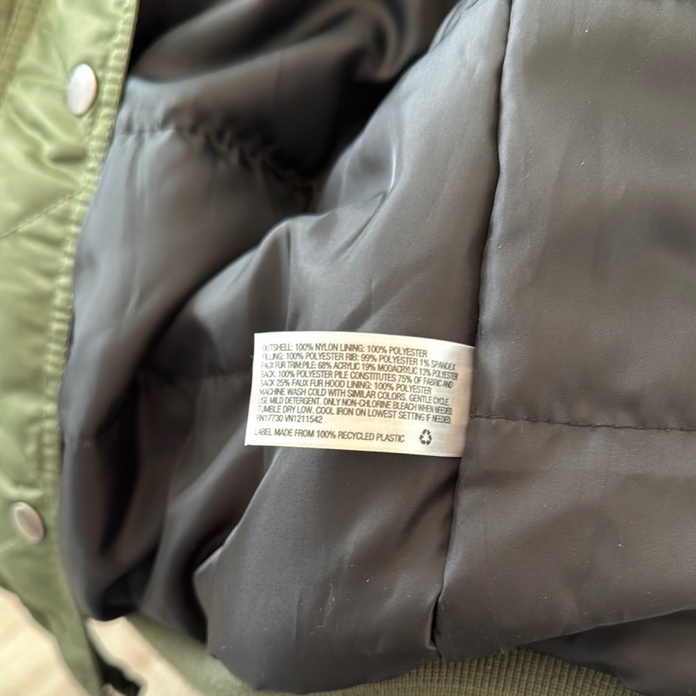 Stylish Olive Bomber Jacket with Faux Fur Trim - Picture 7 of 8